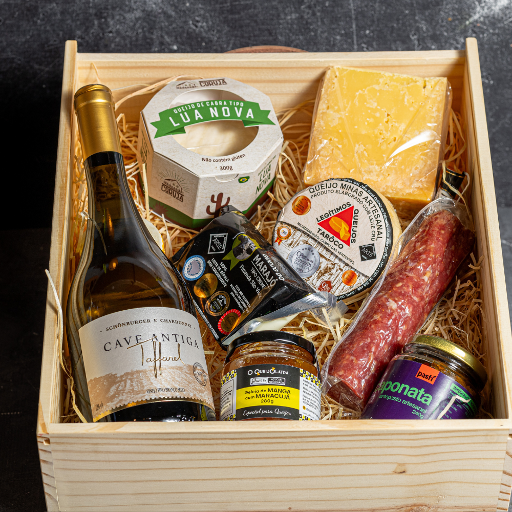 Maleta de Madeira Pinus - 4 Queijos Artesanais Brasileiros de Leite Crú + Vinho Nacional+ Charcutaria Artesanal